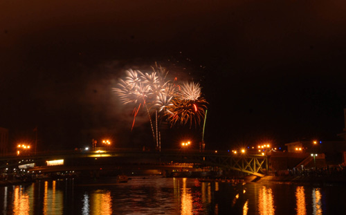 TP.HCM: Hàng ngàn người đổ xô đi xem pháo hoa - 4