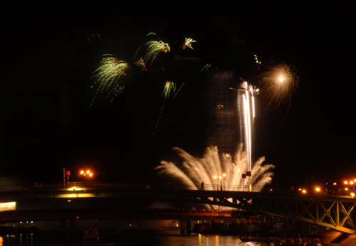 TP.HCM: Hàng ngàn người đổ xô đi xem pháo hoa - 8