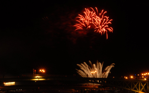 TP.HCM: Hàng ngàn người đổ xô đi xem pháo hoa - 9