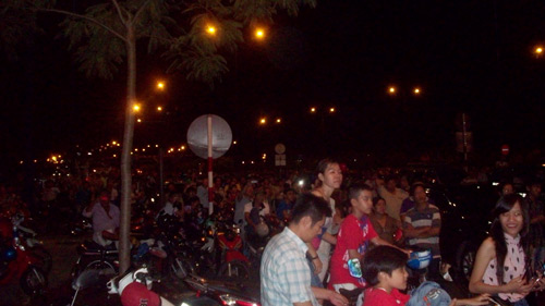 TP.HCM: Hàng ngàn người đổ xô đi xem pháo hoa - 1