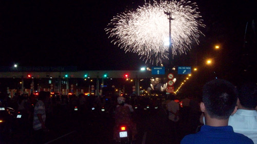 TP.HCM: Hàng ngàn người đổ xô đi xem pháo hoa - 3
