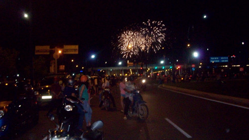 TP.HCM: Hàng ngàn người đổ xô đi xem pháo hoa - 2