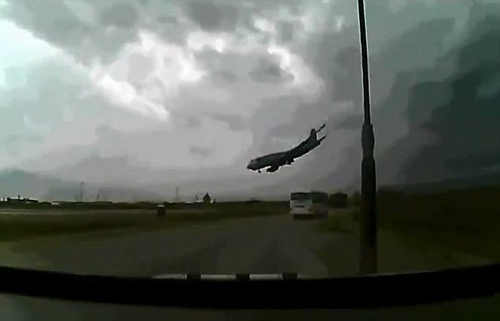 Afghanistan: Máy bay bốc cháy ngùn ngụt - 3