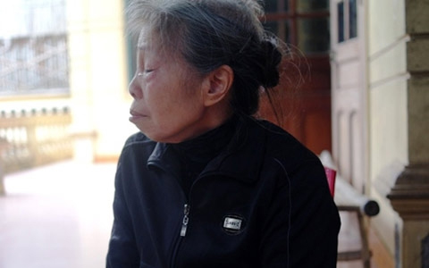 Người đàn bà 42 năm "hóa đá" với bức di ảnh - 2