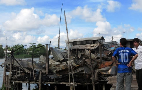 Cháy lớn, thiêu rụi gần 50 ngôi nhà - 3