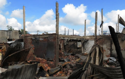 Cháy lớn, thiêu rụi gần 50 ngôi nhà - 4