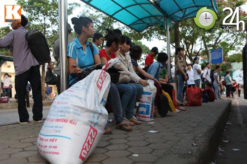 Người dân ùn ùn trở về thành phố sau nghỉ lễ - 7