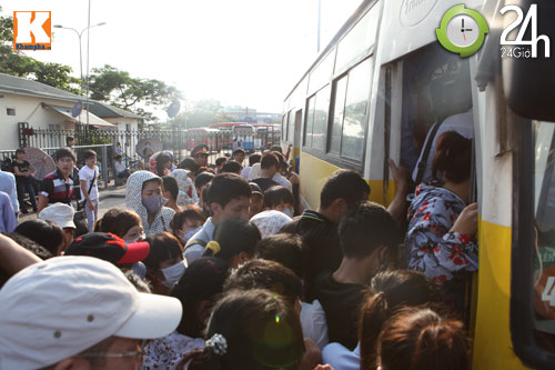 Người dân ùn ùn trở về thành phố sau nghỉ lễ - 5