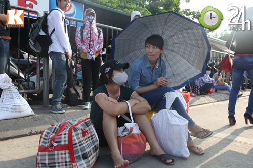 Người dân ùn ùn trở về thành phố sau nghỉ lễ - 6