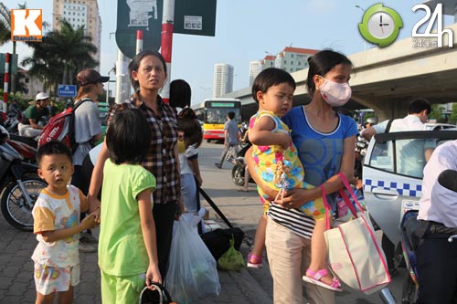 Người dân ùn ùn trở về thành phố sau nghỉ lễ - 2