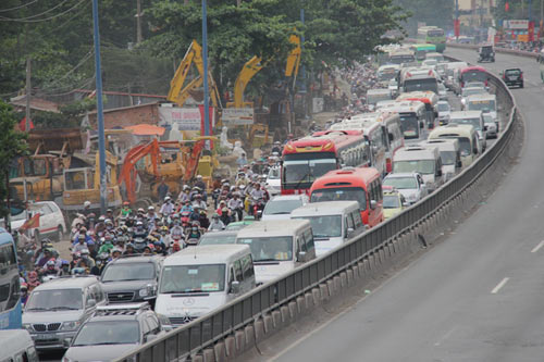 Người dân ùn ùn trở về thành phố sau nghỉ lễ - 11