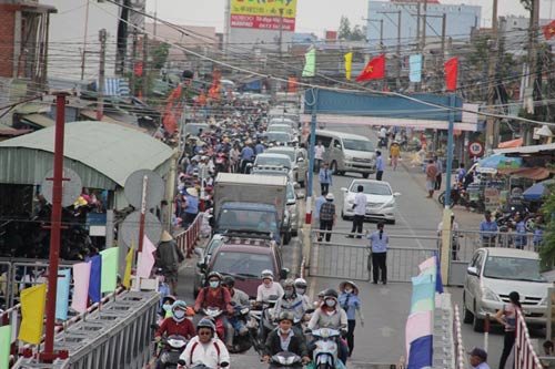 Người dân ùn ùn trở về thành phố sau nghỉ lễ - 12