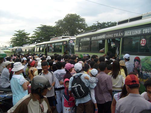 Người dân ùn ùn trở về thành phố sau nghỉ lễ - 13