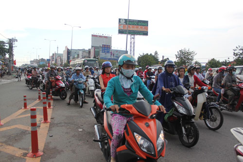 Người dân ùn ùn trở về thành phố sau nghỉ lễ - 14