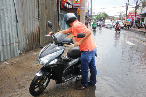 Sau nghỉ lễ, bì bõm lội “sông” trở lại TP.HCM - 9