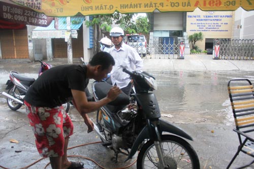 Sau nghỉ lễ, bì bõm lội “sông” trở lại TP.HCM - 10