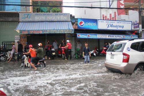 Sau nghỉ lễ, bì bõm lội “sông” trở lại TP.HCM - 8