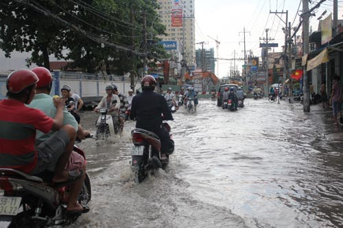 Sau nghỉ lễ, bì bõm lội “sông” trở lại TP.HCM - 1