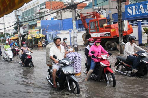 Sau nghỉ lễ, bì bõm lội “sông” trở lại TP.HCM - 2