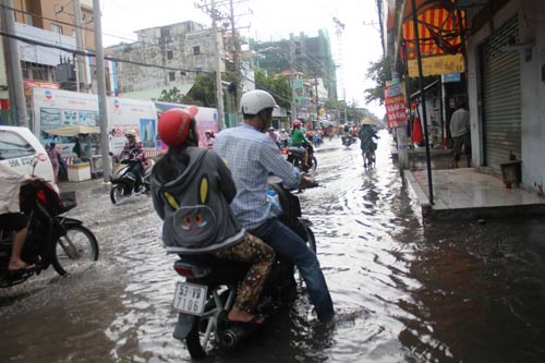 Sau nghỉ lễ, bì bõm lội “sông” trở lại TP.HCM - 3