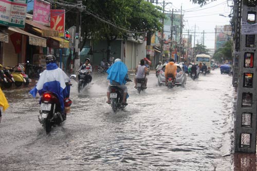 Sau nghỉ lễ, bì bõm lội “sông” trở lại TP.HCM - 4