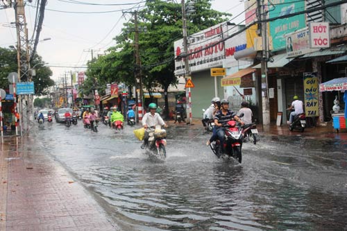 Sau nghỉ lễ, bì bõm lội “sông” trở lại TP.HCM - 5
