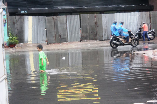 Sau nghỉ lễ, bì bõm lội “sông” trở lại TP.HCM - 6