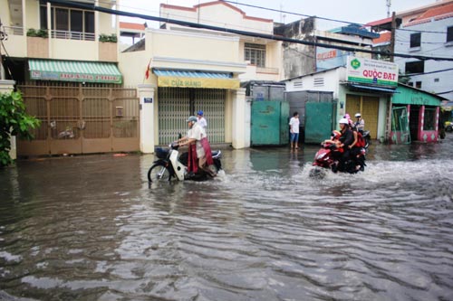 Sau nghỉ lễ, bì bõm lội “sông” trở lại TP.HCM - 7