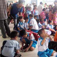 Giáo dục - du học - Cha mẹ làm vệ sĩ cho con