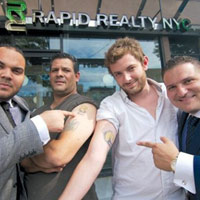 Phi thường - kỳ quặc - Xăm logo công ty được tăng lương