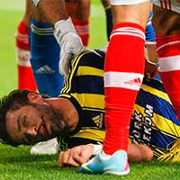 Bóng đá - Chấn thương kinh hoàng của cầu thủ Fenerbahce