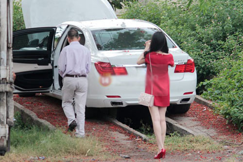 Ngọc Trinh dẫn BMW bạc tỷ đi "bấm biển" - 4