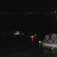 Tin tức trong ngày - Nửa đêm, xế hộp xuống "tắm" Hồ Tây