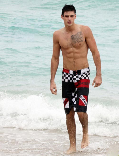 Bỏng mắt xem sao khoe thân hình bãi biển - 6