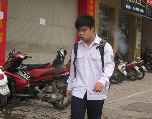 Vẫn “vô tư” nhả khói thuốc ở bệnh viện - 2