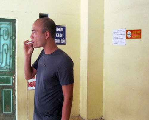 Vẫn “vô tư” nhả khói thuốc ở bệnh viện - 4