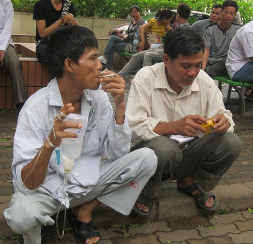 Vẫn “vô tư” nhả khói thuốc ở bệnh viện - 3