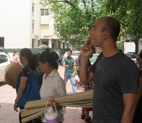 Vẫn “vô tư” nhả khói thuốc ở bệnh viện - 7