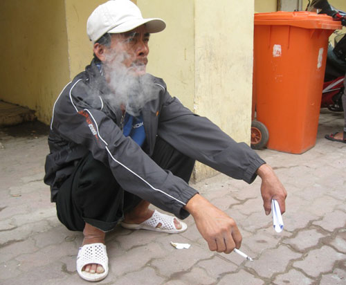 Vẫn “vô tư” nhả khói thuốc ở bệnh viện - 5
