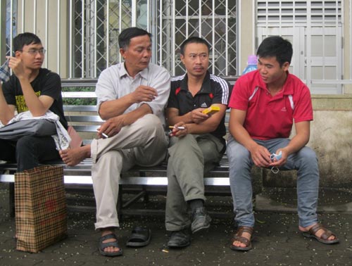 Vẫn “vô tư” nhả khói thuốc ở bệnh viện - 8