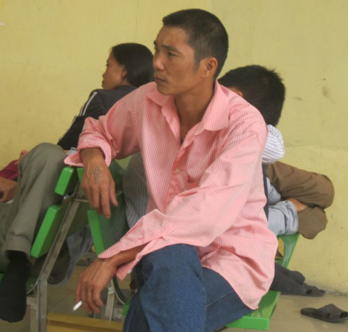 Vẫn “vô tư” nhả khói thuốc ở bệnh viện - 6