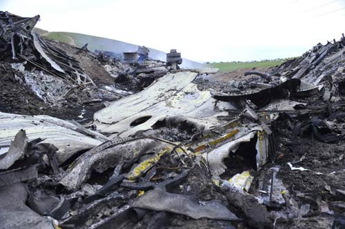 Máy bay quân sự Mỹ rơi tan xác ở Kyrgyzstan - 1
