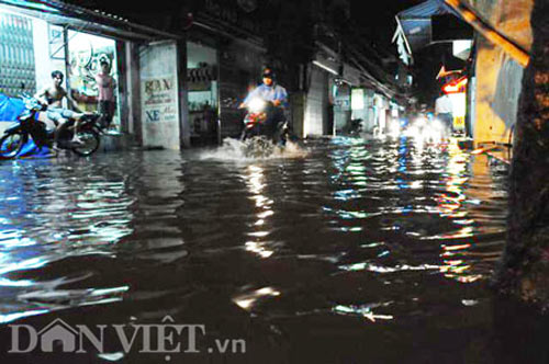 Hà Nội mênh mông nước sau cơn mưa lớn - 11