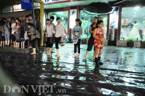 Hà Nội mênh mông nước sau cơn mưa lớn - 12