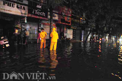 Hà Nội mênh mông nước sau cơn mưa lớn - 13