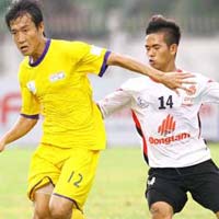 Bóng đá - K.KG hạ ĐT.LA: Kịch chiến trong mưa