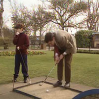 Mr Bean tay Golf kiên trì