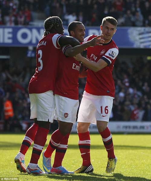 QPR – Arsenal: Bàn thắng siêu tốc - 1