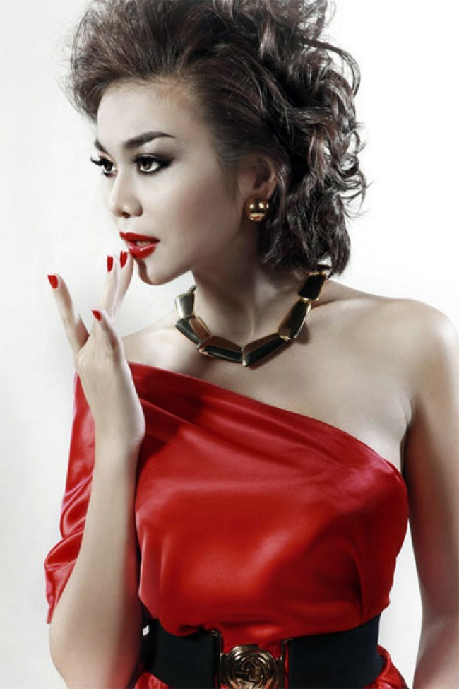 Cô cũng là người đầu tiên đạt danh hiệu Hoa hậu phụ nữ Việt Nam qua ảnh