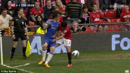 Mắc mưu Luiz, Rafael lĩnh thẻ đỏ - 1